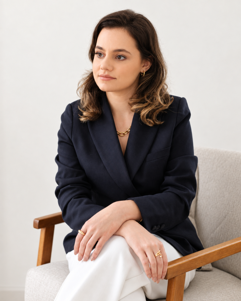Lenir Dal Ben sentada com blazer azul-marinho